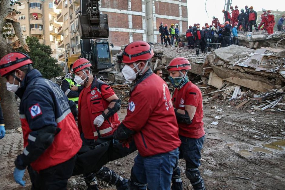 Жертвите на труса в Измир станаха 107, ранените са над 1000