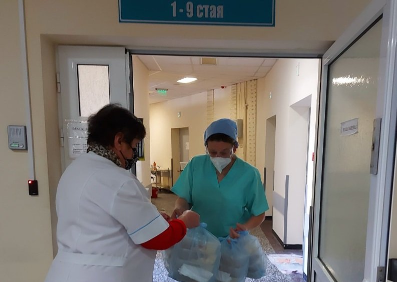 Доставка на храна в габровската болница "Тота Венкова", която е една от включените в инициативата.