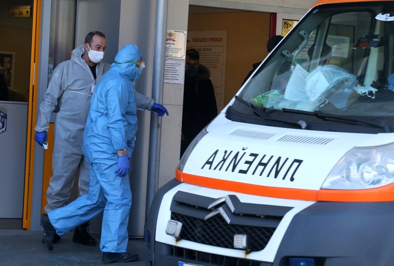 Пациент с Covid е починал, докато чака в линейката пред болница във Варна