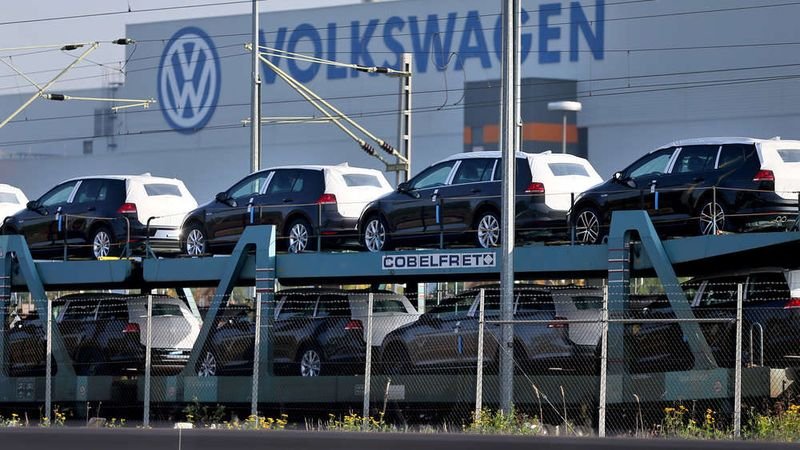 "Фолксваген" остава лидер на пазара въпреки спада
