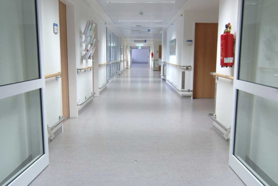 Двама пациенти с Covid починаха, оставени 40 минути на стълбите в болница (видео)