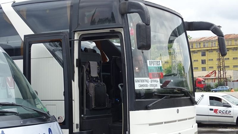 Автобусни и таксиметрови превозвачи плашат с протест в сряда