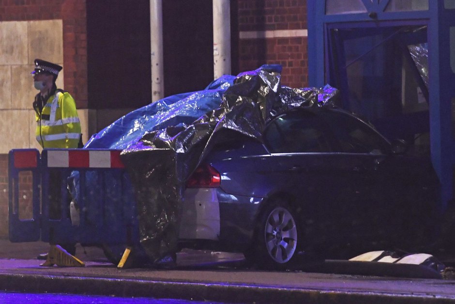 Шофьор заби колата си в полицейско управление в Лондон