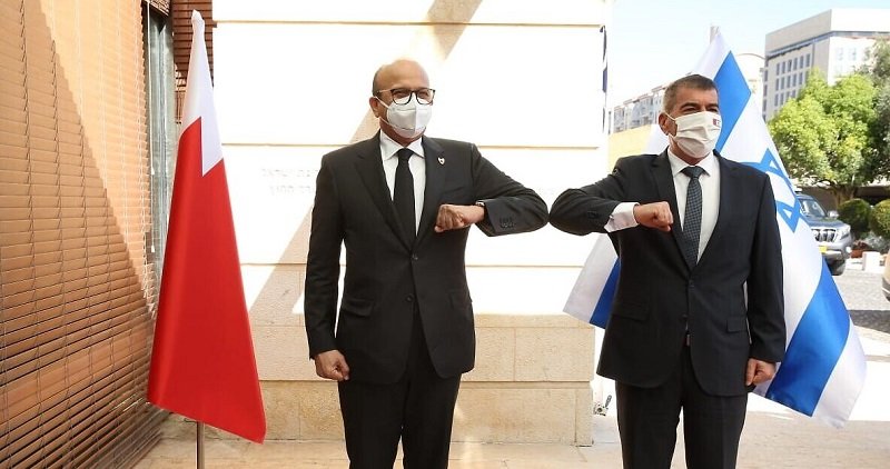 Абдел Външните министри на Бахрейн и Израел Латиф Аз Заяни и Габи Ашкенази (дясно)