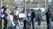 Брад Пит инкогнито раздаде храна на нуждаещи се в Лос Анжелис