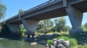 Изземване на кариерни материали подкопа мост на река Марица