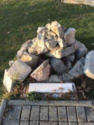 Вандали посегнаха на паметника на загиналите български туристи в Охридското езеро