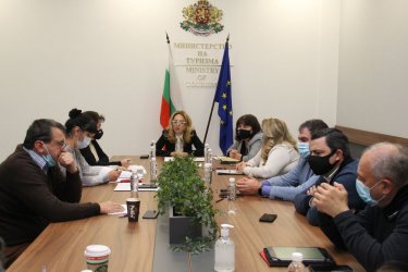 Бюджетът дава 50 млн. лв. за грантове за туроператори и турагенти