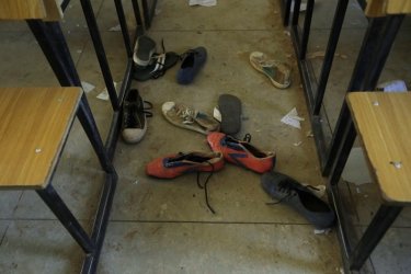 Обувки на отвлечени ученици, останали в класната им стая