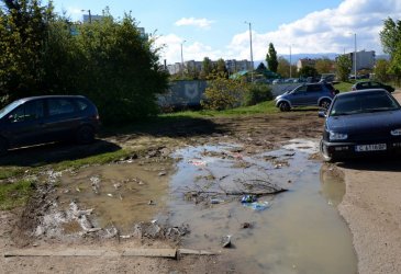 22 години паркинг на метростанция "Сливница" стои недостроен, а коли газят зелените площи (видео)