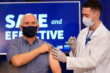 Майк Пенс по време на ваксинацията