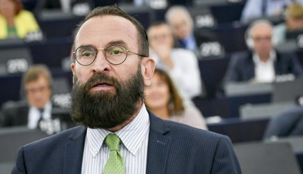 Евродепутат на Орбан подаде оставка, след като бе заловен на гей-оргия с 25 мъже