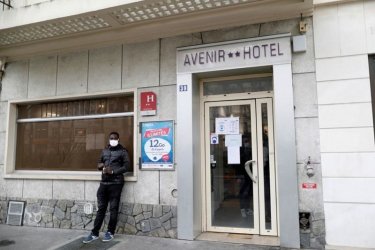 Празните хотели в Париж подслоняват бездомници