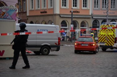Петима загинаха при врязването на кола в пешеходна зона в Трир