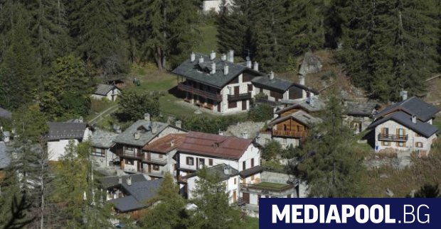 Кастропиняно е средновековно село издълбано в хълмовете и се намира