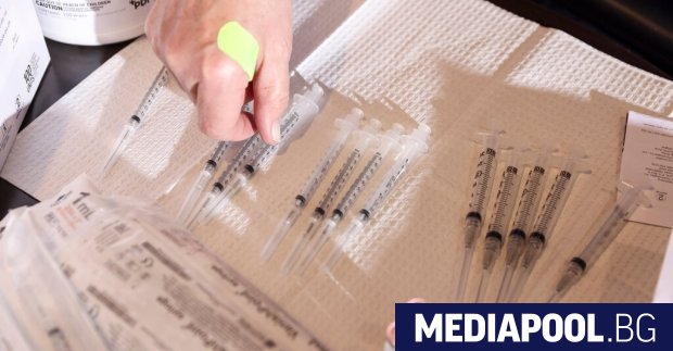 Двама здравни работници от една и съща болница в Аляска