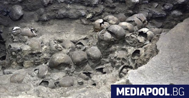 Мексикански археолози откриха нов фрагмент от стена изградена от човешки