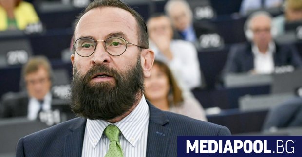 Висш евродепутат от унгарската управляваща партия Фидес призна във вторник,