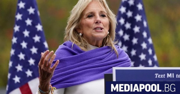 Тя отблъскваше протестиращите които се опитваха да се доберат до