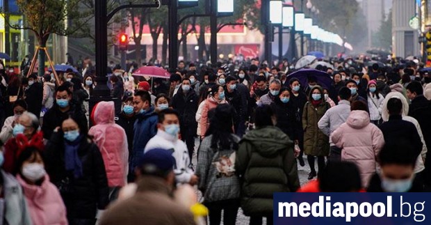 Стотици пазаруващи хора са изпълнили мокър пазар в делнична декемврийска