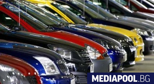 Пазарът на нови коли в България се е сринал с