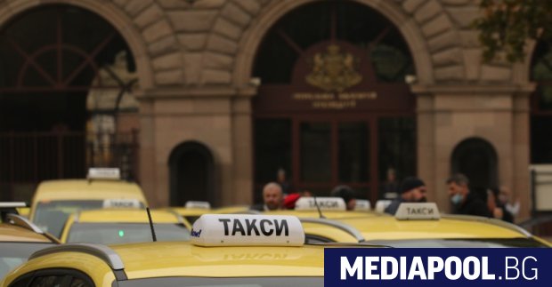 Таксиметровите шофьори излизат на общонационален протест във вторник 15