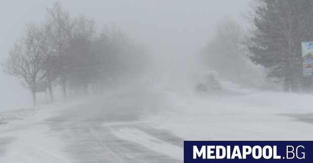 Заради обилен снеговалеж временно беше ограничено движението по път I 5 Русе