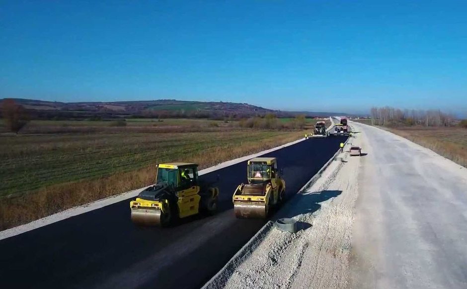 Започна полагането асфалт на нов участък на магистрала "Хемус"