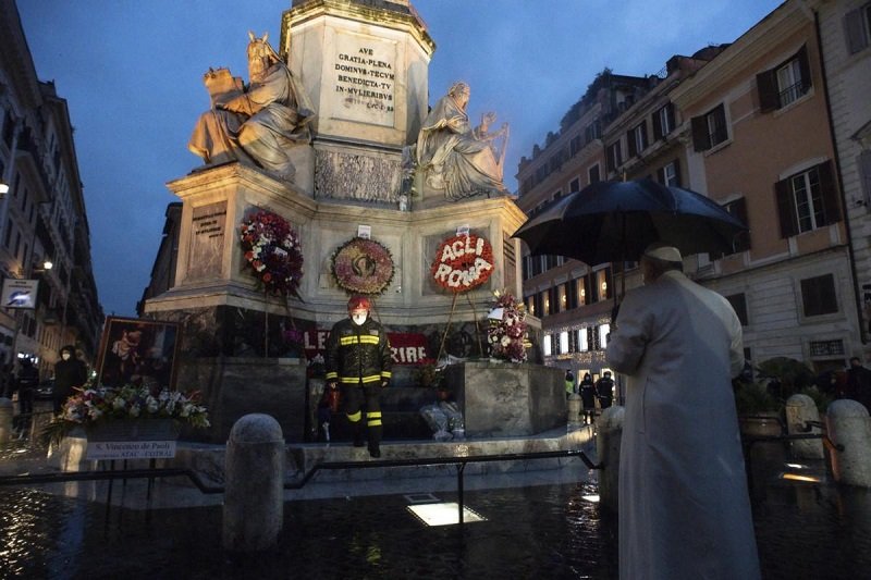 Папата с изненадваща ранна молитва на площад в Рим за страдащите от пандемията