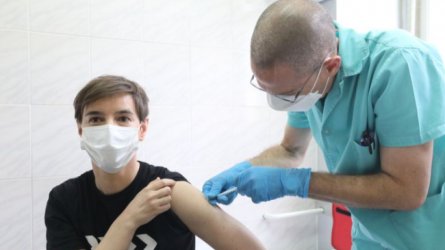Премиерът на Сърбия Ана Бърнич първа се ваксинира