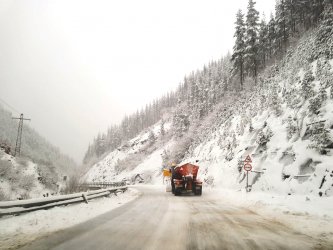 Снегът дойде, жълт код за опасно време в 13 области