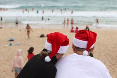Коледа на плажа - невъзможна. Дъжд и Covid оставиха Бонди бийч в Австралия полупразен