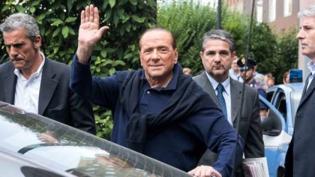 Силвио Берлускони (в средата)