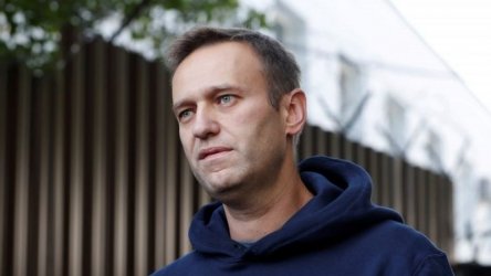 Сигнал: Полиция отвела руска активистка опитала да изобличи агент за отравянето на Навални
