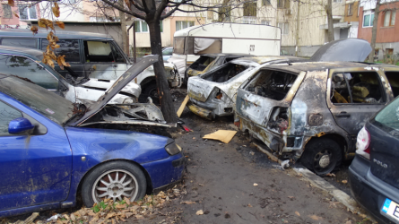 7 автомобила и каравана горяха в Благоевград