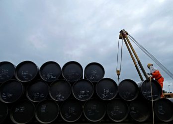 Петролът поскъпна след новото свиване на добива през февруари-март