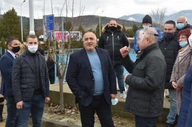 Борисов бе посрещнат от редица кметове на села край Симитли на новия стадион, сн. МС