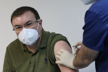 Показно: Първите лекари в държавата първи се ваксинираха срещу Covid
