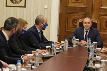 Румен Радев и Цветан Цветанов - първият вляво