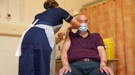 Мъж на 82 г. първи получи ваксината на AstraZeneca във Великобритания