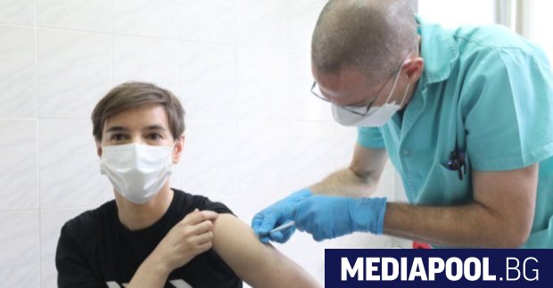 Премиерът на Сърбия Ана Бърнабич първа в страната се ваксинира