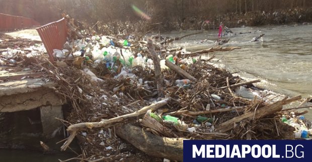 Проливните дъждове в Кюстендилско довлякоха тонове боклуци по река Струма