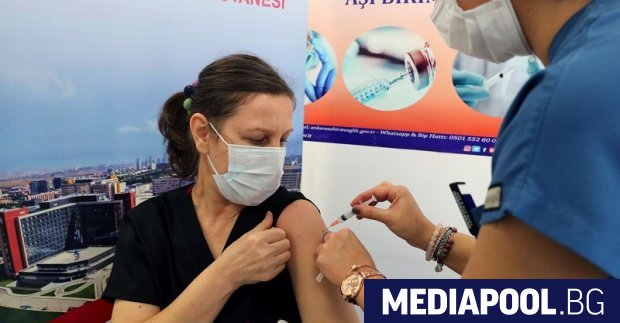 Ваксинираните срещу коронавирус медицински работници в Турция вече превишават половин