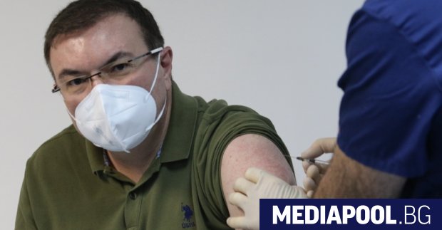 Здравният министър проф Костадин Ангелов стана първият ваксинирал се срещу