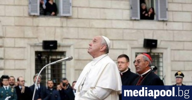 Папа Франциск ще прочете рождественското си послание на закрито а