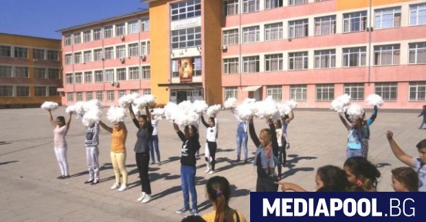 Два пъти повече ромски деца завършват училище а 40 от