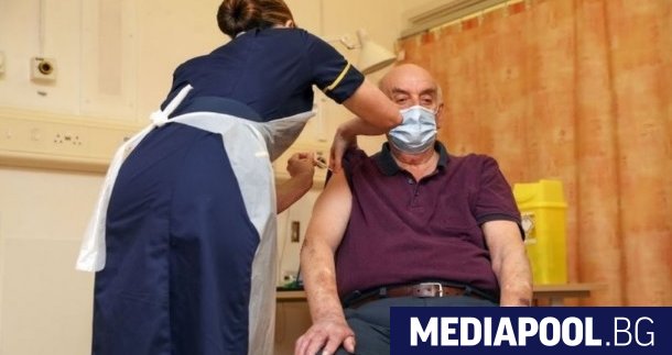 82 годишният Брайън Пинкър стана първият британец получил доза от ваксината