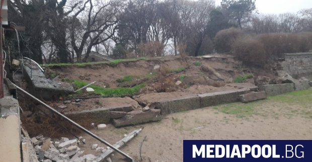 Проливни дъждове и бурни вълни изядоха двата най атрактивни плажа в