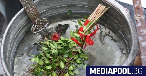 Духовници които са преболедували коронавируса ще посетят Covid отделения в