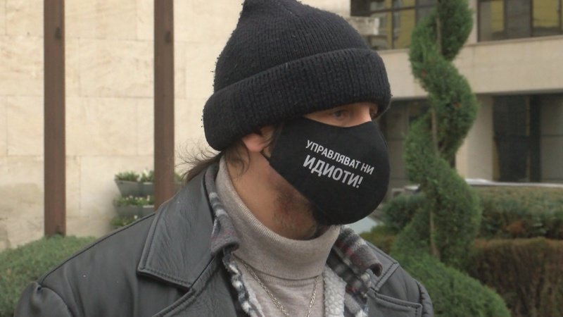 Протестиращ служител на затворено заведение в Бургас. Снимка: БГНЕС